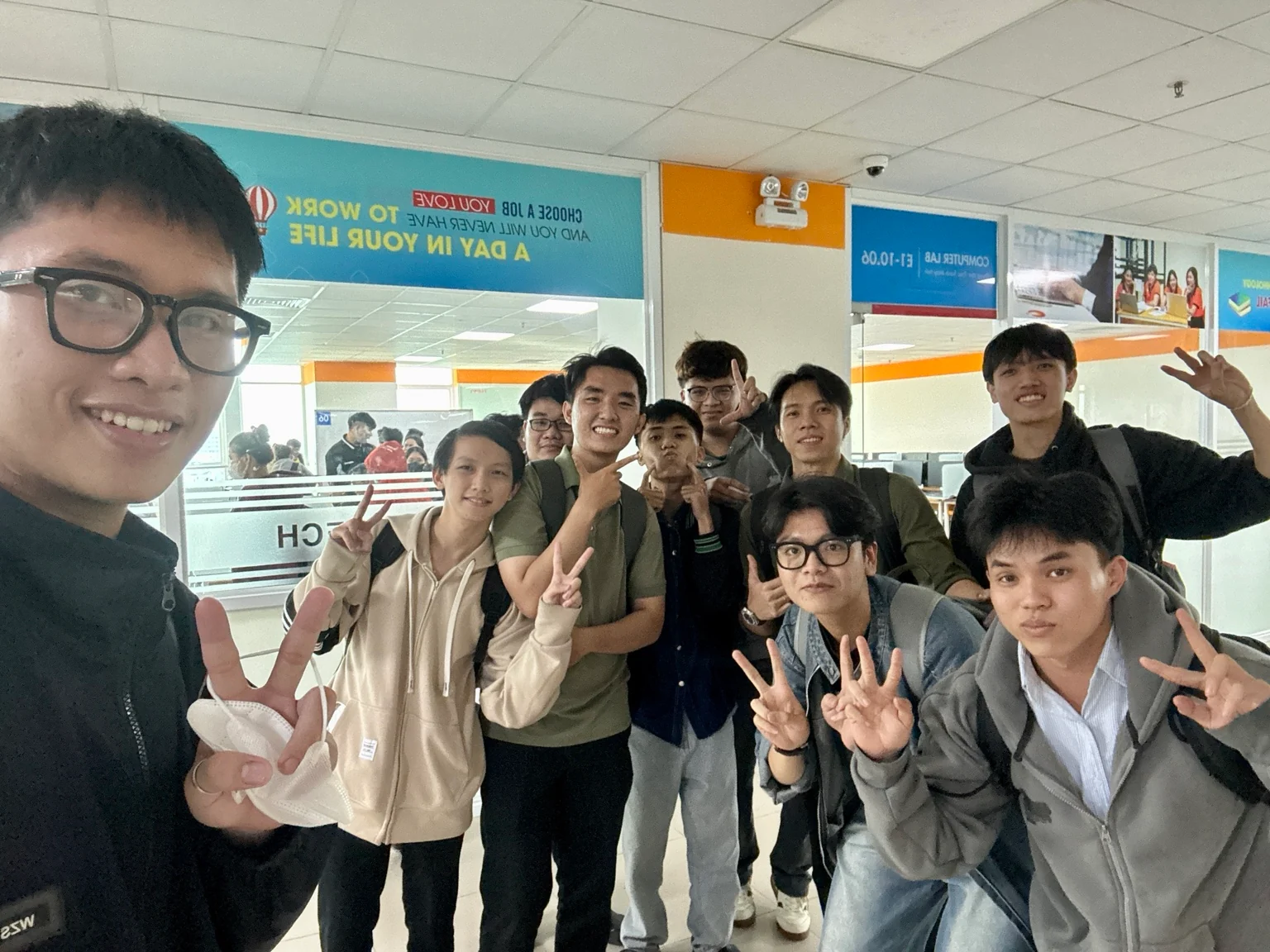 Lê Duy Khánh sharing about AI and enterprise systems